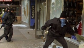 Shoppers Loot Candle Store For Being Closed On Thanksgiving