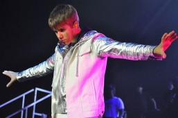 800px-Justin_Bieber_2011_2